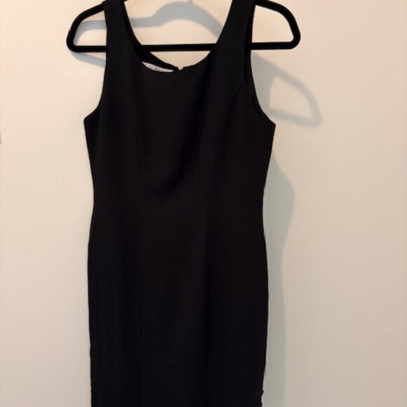 Simple, elegant black dress - Picture 3 of 5